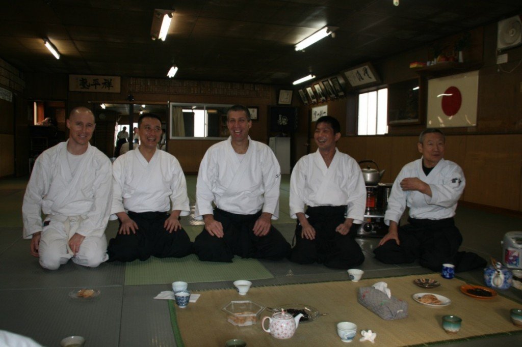 עם סוגנומה סנסאי, יושיזומי-סאן (שני מימין), עבדכם הנאמן, צורו-סאן ומיקי בלהסן.