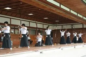 אימון ירייה בקשת בבית ספר נישין-קאן בפוקושימה, יפן