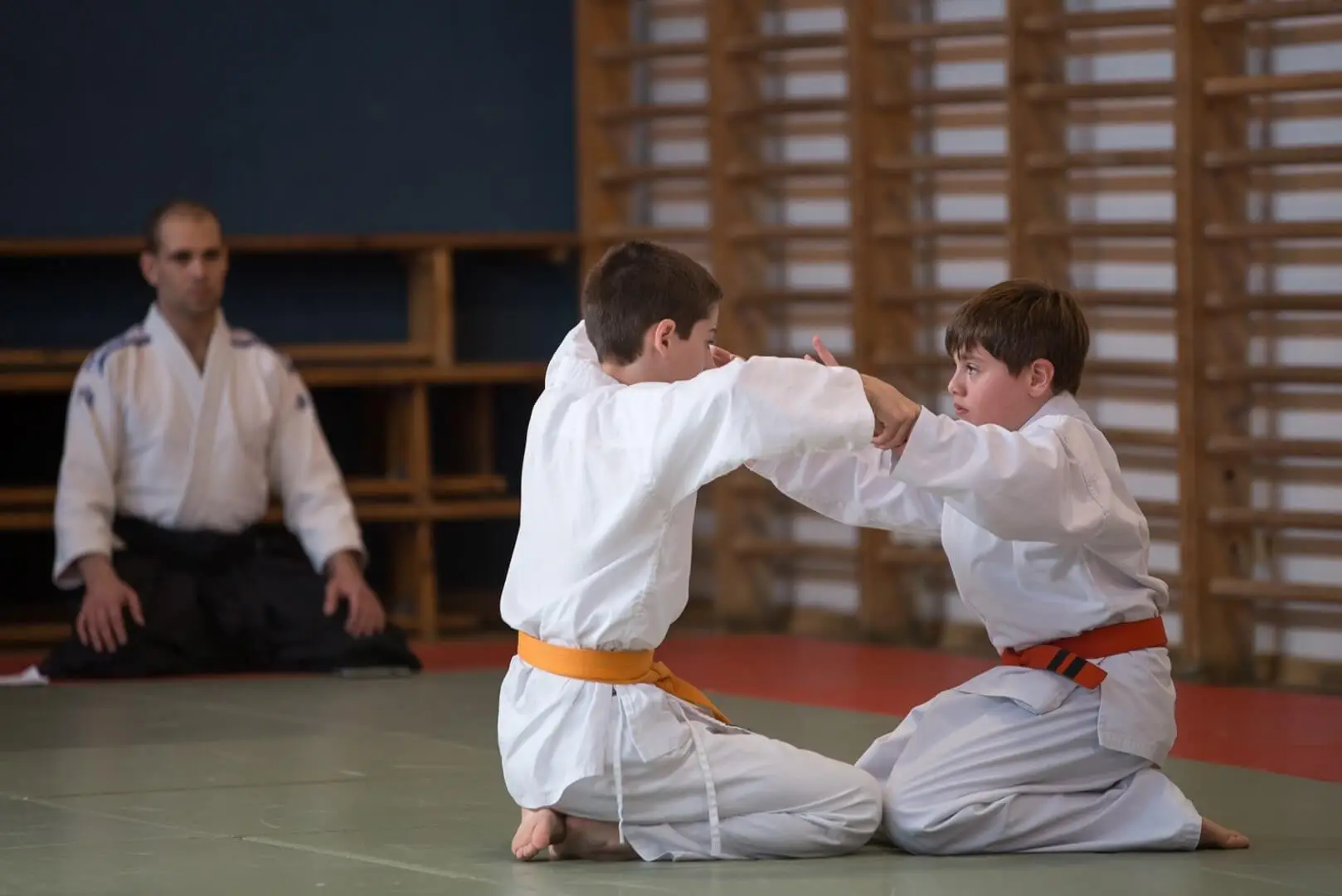 ילדים נבחנים בשיעור אייקידו