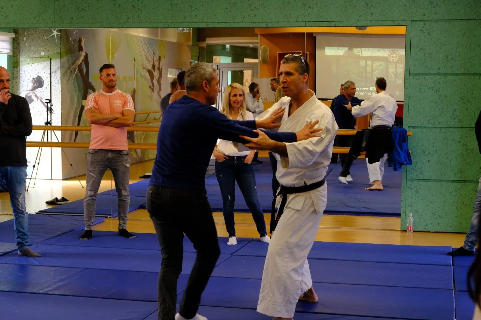 אלי מדגים עם משתתף בסדנת מנהלים