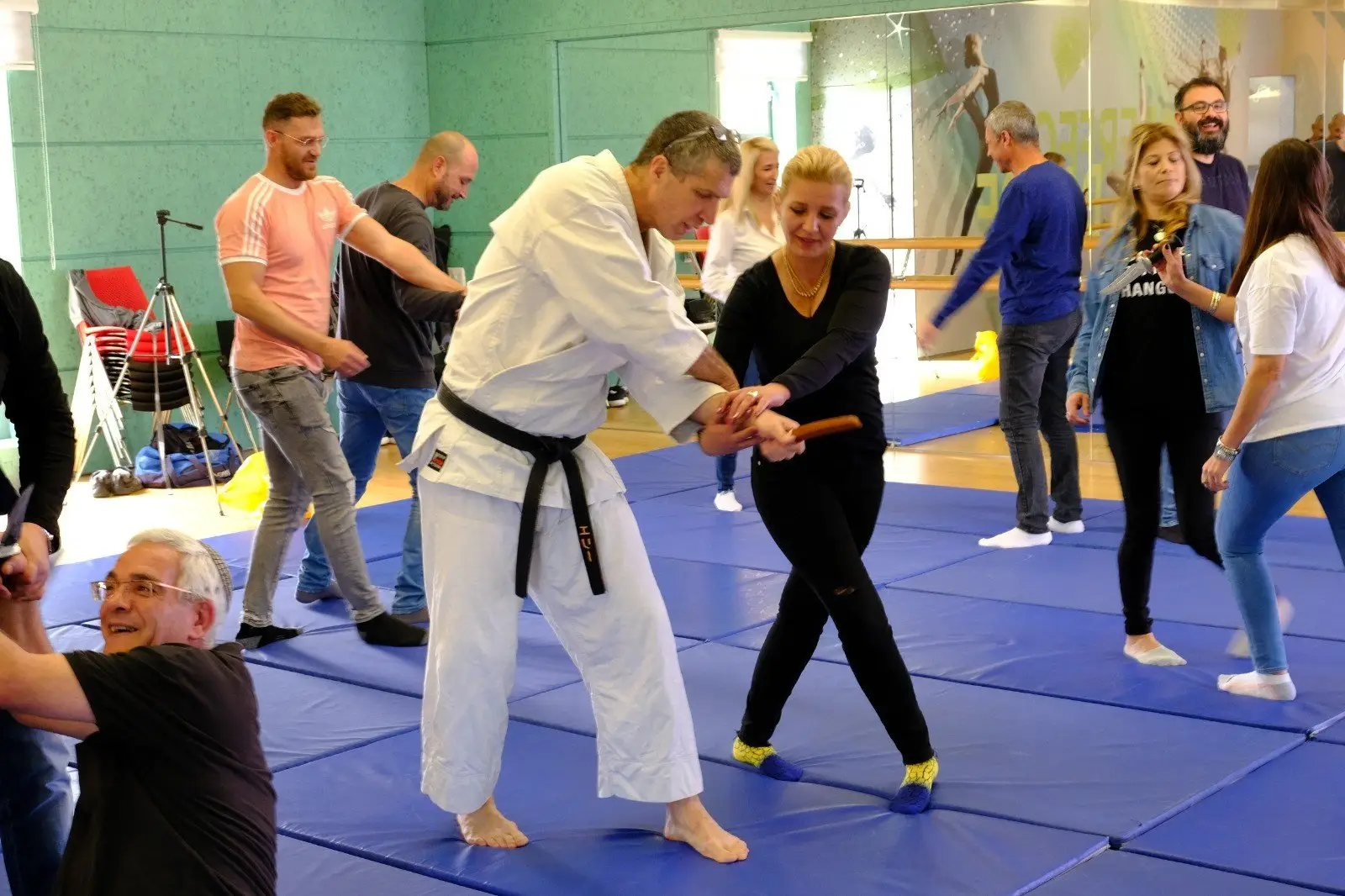 אלי מתרגל עם משתתפת בסדנת מנהלים