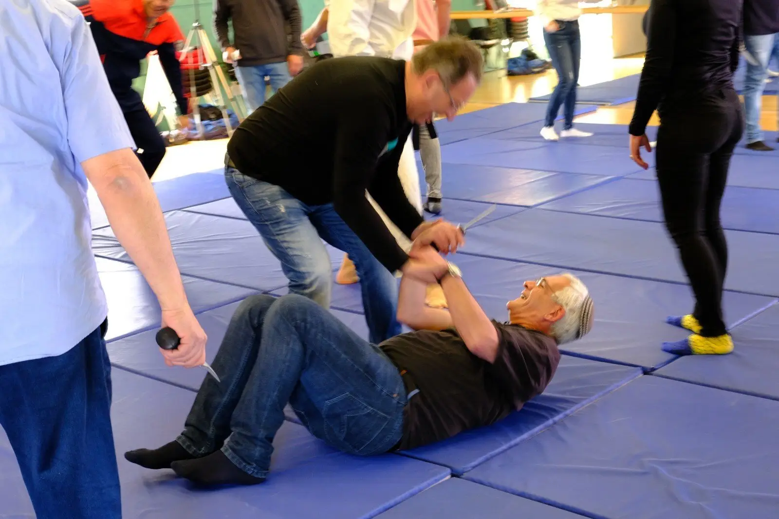 משתתפים מתרגילים הטלה בסדנת אייקידו למנהלים