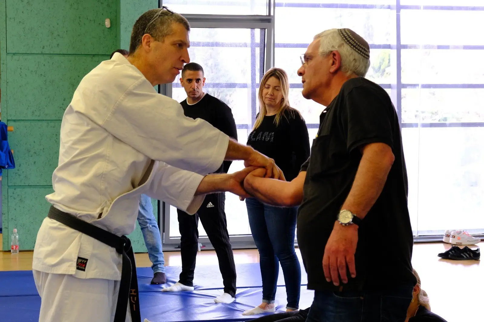 תרגול טכניקה בסדנת אייקידו למנהלים