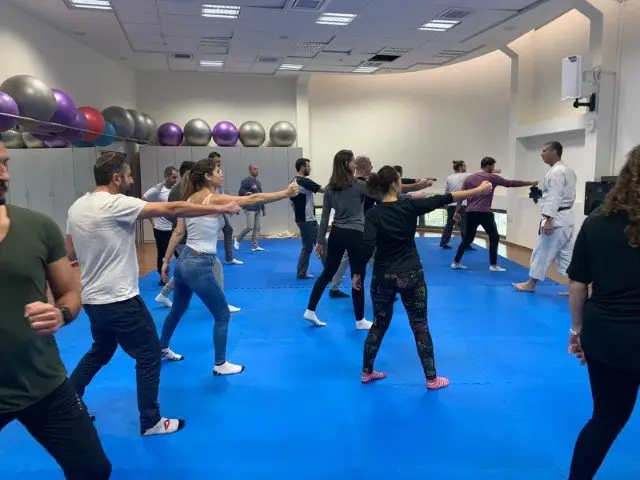 תרגול קבוצתי בסדנת אייקידו למנהלים