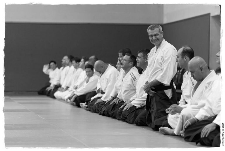 החבר'ה מוכנים להתחיל עוד ערב של אימונים בסדנה השנתית 2015