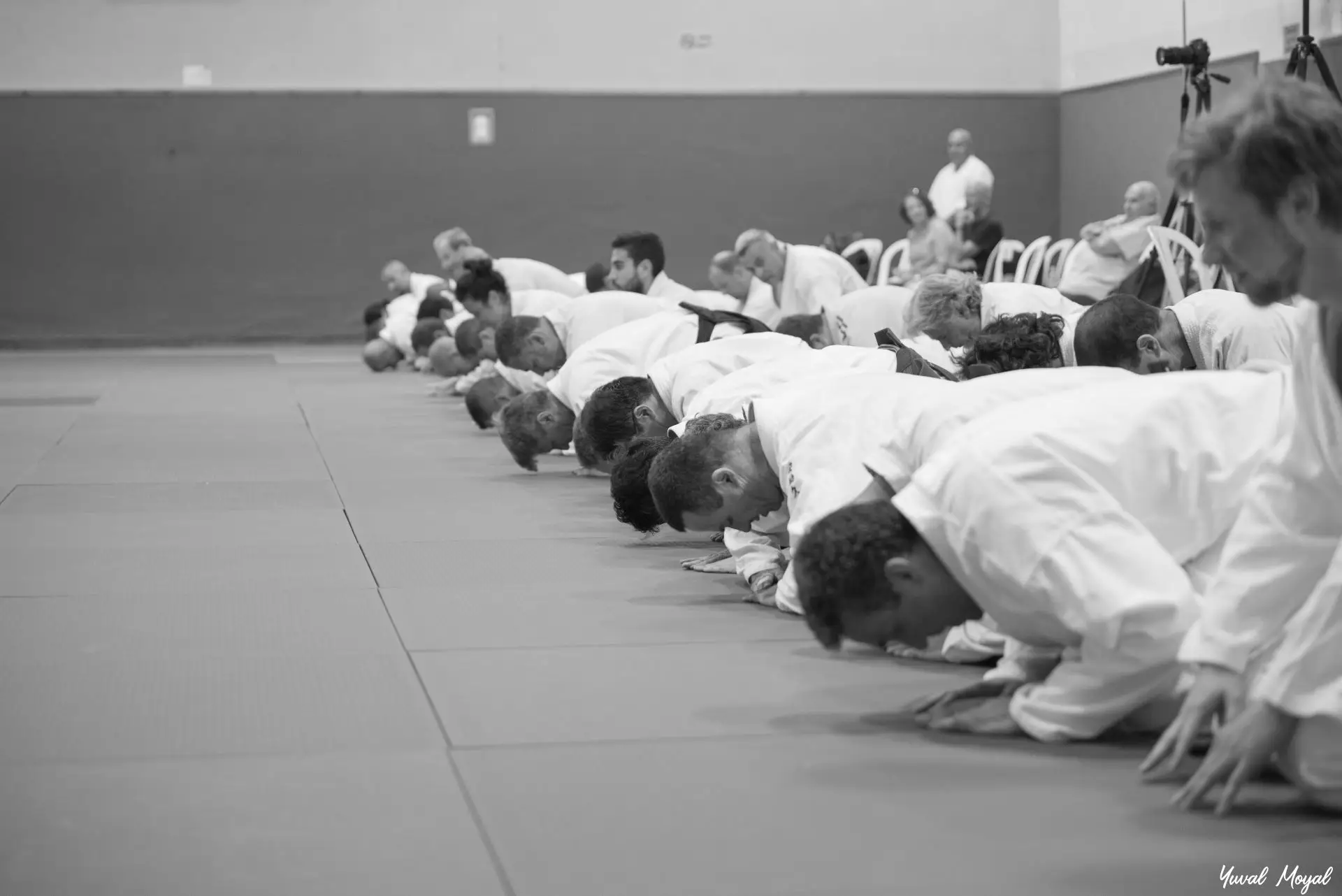 אטיקט - קידה בתחילת שיעור